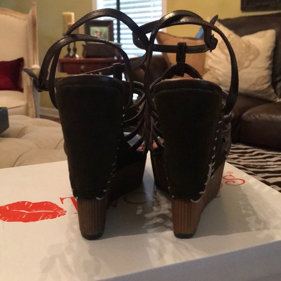 Two Lips Wedges - Picture 3 of 7